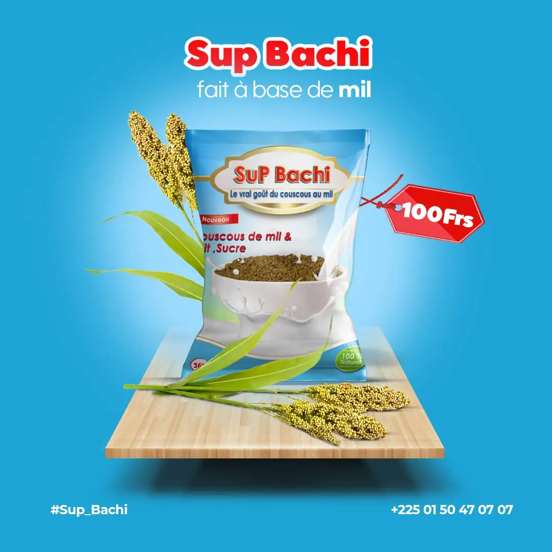 Sachet de Sup Bachi, couscous de mil, présenté avec des épis de mil